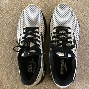 Brooks Adrenaline GTS 22 running shoes black/white